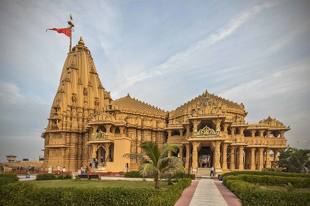 Explore the Beauty of Madhu Bani with PatnaTaxi, PatnaTaxi, Madhu Bani, Bihar, tourist attractions, ancient arts, villages, Raja Janak, Somnath Mahadeva temple, Ugaranath temple, Vidyapati, mud wall painting, eco-tourism, transportation, history, nature.

